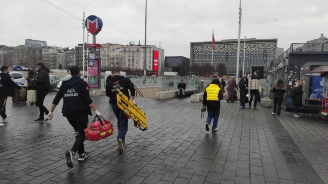 Taksim metrosunda yolcu raylara düştü!