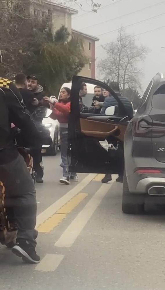 Yol verme kavgası: Aracın içinden tekme attı