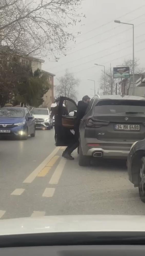 Yol verme kavgası: Aracın içinden tekme attı
