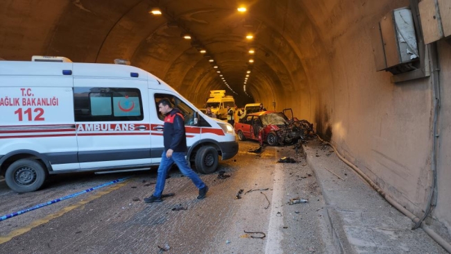 Tünel girişinde araç, TIR ile çarpıştı: 1 ölü 2 yaralı