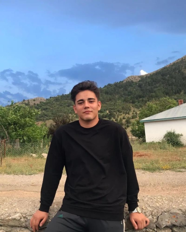 Talihsiz genç, çocuk parkında katledildi