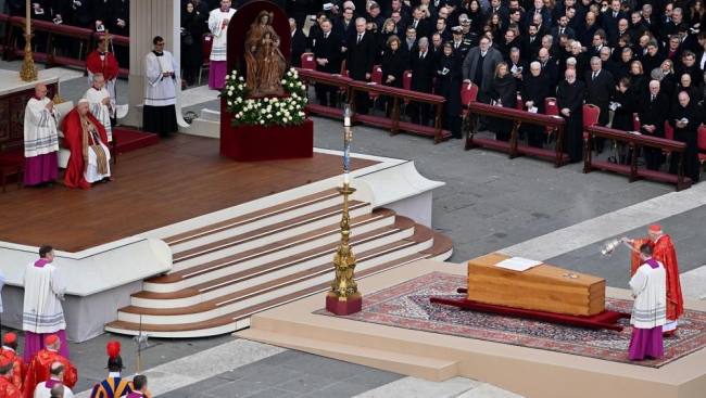 Eski Papa Vatikan'da defnedildi