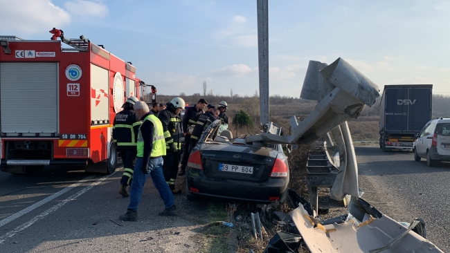 Otomobil bariyerlere ok gibi saplandı