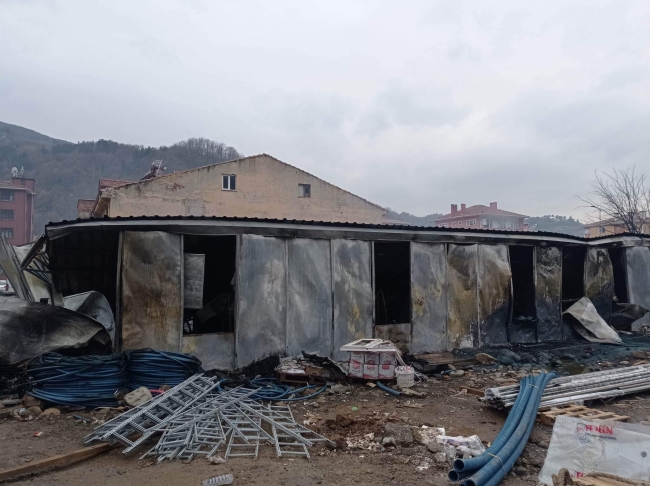 İnşaat işçilerinin kaldığı prefabrik evde yangın!