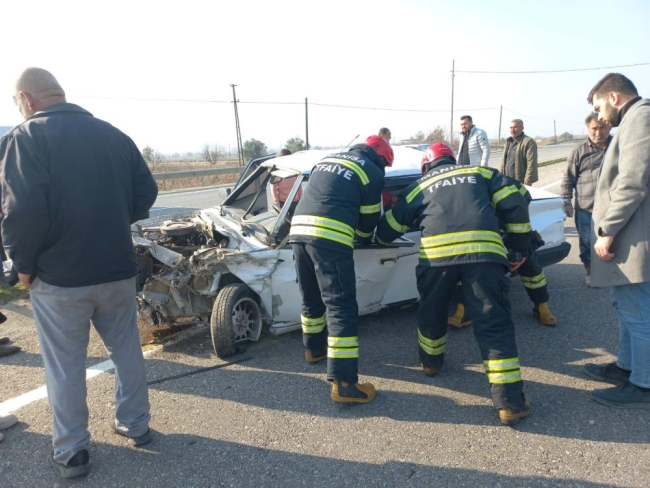 Tekeri kopan otomobil karşı şeride uçtu