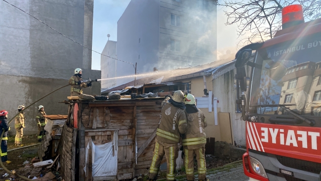 İstanbul'da gecekondu alevlere teslim oldu