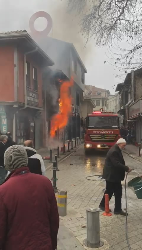 Tarihi çarşıda çıkan yangın havadan görüntülendi