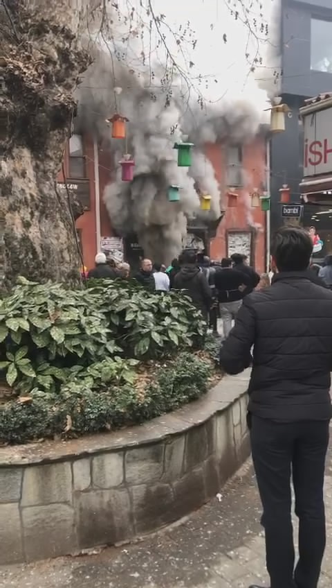 Tarihi çarşıda çıkan yangın havadan görüntülendi