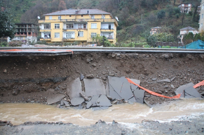 Rize'de bir vatandaş çöken yolda son anda kurtuldu