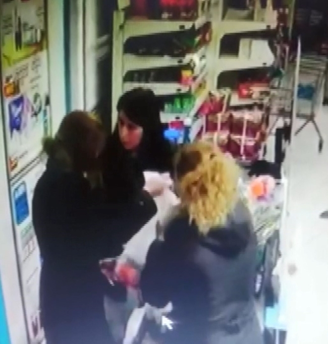 Anne ve kızı tartıştıkları kasiyere saldırdı