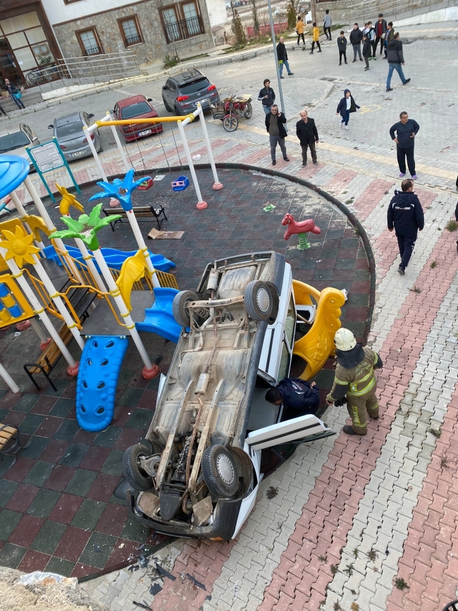 Bursa'da bir araç çocuk parkına uçtu
