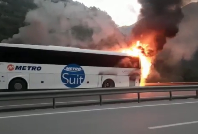 Seyir halindeki yolcu otobüsü alevlere teslim oldu