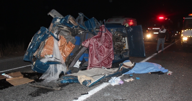 Park halindeki otomobile TIR çarptı! 2 ölü