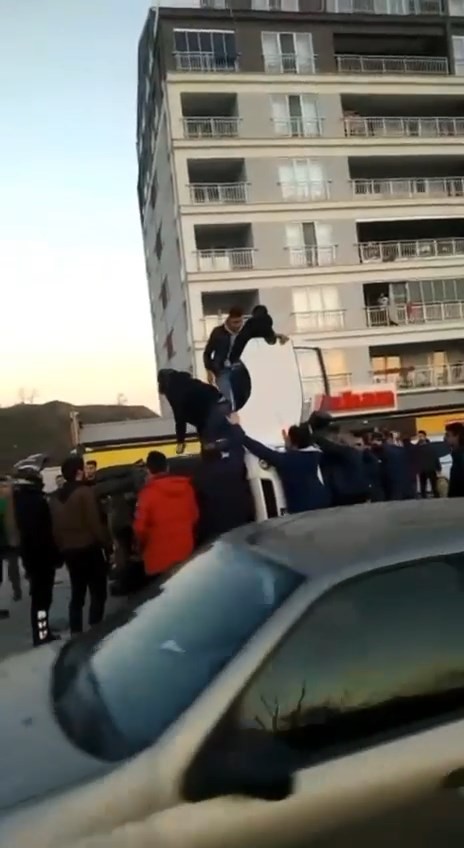 Vatandaşlar sürücüyü kurtarmak için seferber oldu