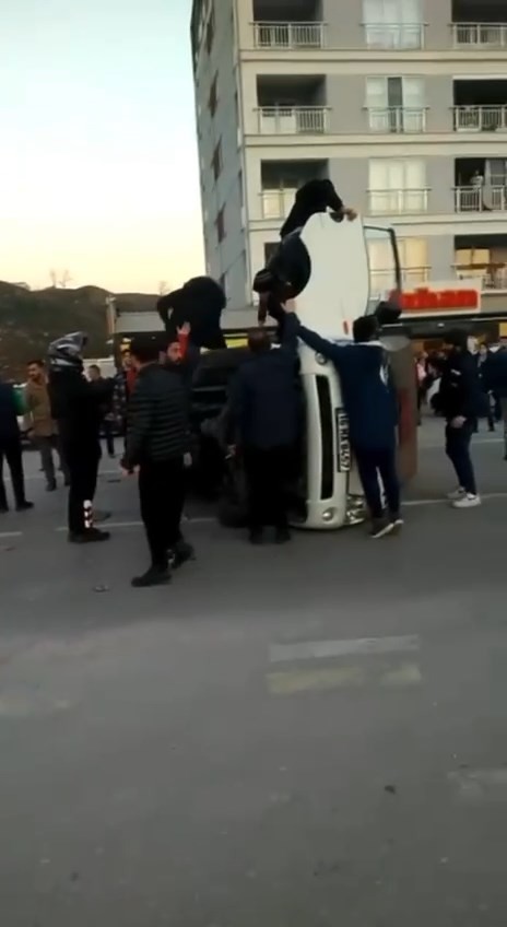 Vatandaşlar sürücüyü kurtarmak için seferber oldu