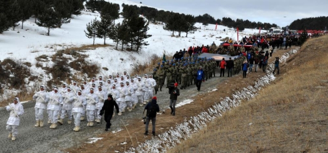 Binlerce kişi eksi 12 derecede şehitleri için yürüdü