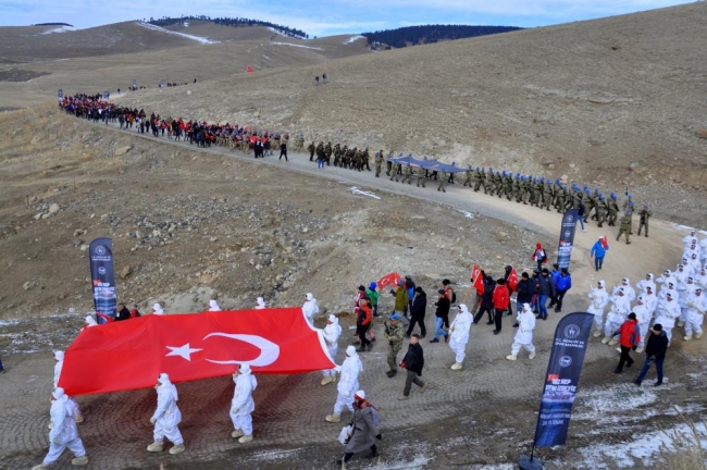 Binlerce kişi eksi 12 derecede şehitleri için yürüdü