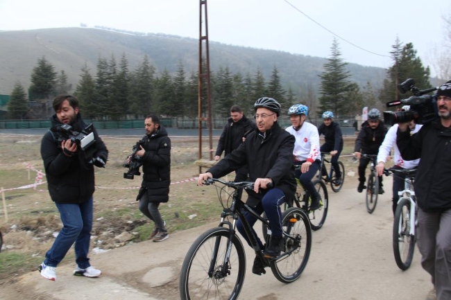 Fuat Oktay, gazetecilerin bisiklet sürüş etkinliğine katıldı