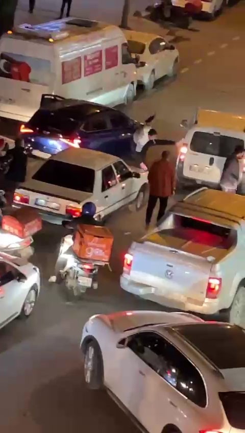 Yol verme kavgası: Sinirlerini araçlarından çıkarttılar