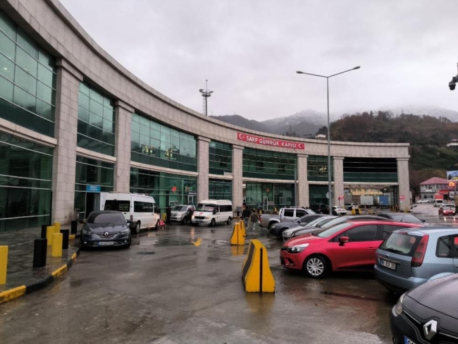 Sarp Sınır Kapısı'ndaki izdiham yerini sessizliğe bıraktı