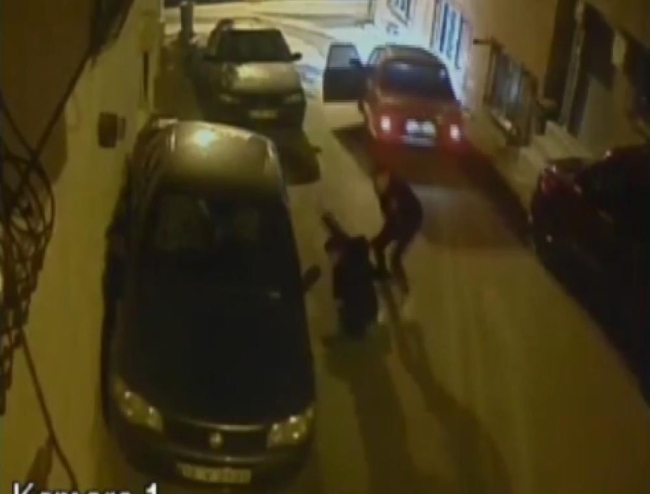 Bursa'da evinin camından atlayıp otomobilini hırsızın elinden kurtardı