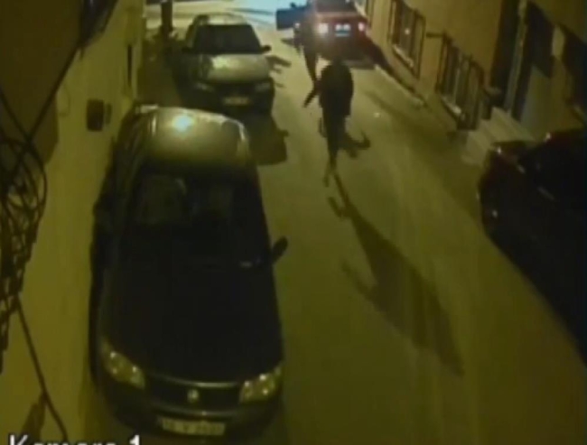 Bursa'da evinin camından atlayıp otomobilini hırsızın elinden kurtardı