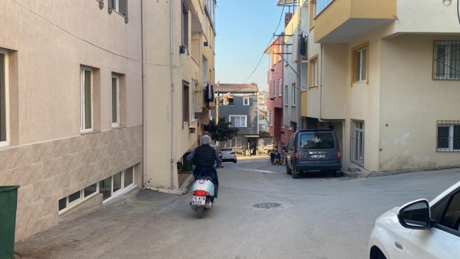Bursa'da evinin camından atlayıp otomobilini hırsızın elinden kurtardı