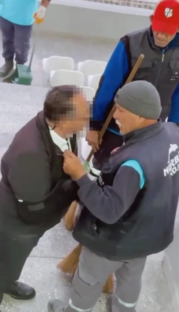 Utandıran görüntü: Temizlik görevlisine tokatlı saldırı