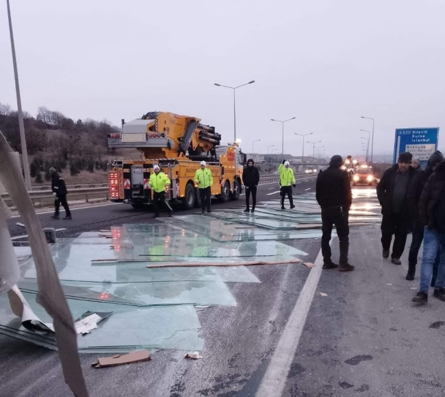 Cam yüklü TIR devrildi!