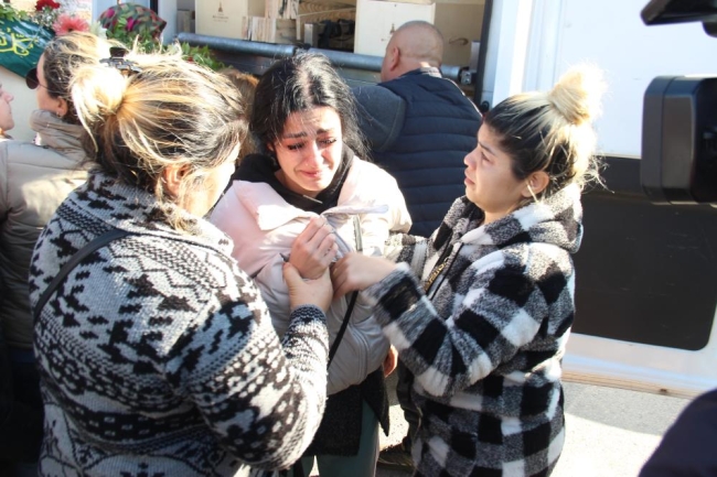 Annesinin tabutunu omuzladı: "Çok ağır, taşıyamıyorum"