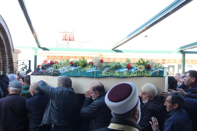 Annesinin tabutunu omuzladı: "Çok ağır, taşıyamıyorum"