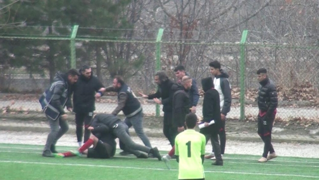 Oyundan alınan futbolcu bıçakla sahaya daldı