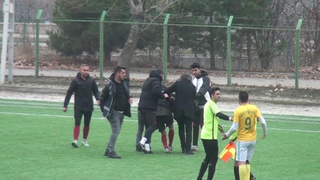 Oyundan alınan futbolcu bıçakla sahaya daldı
