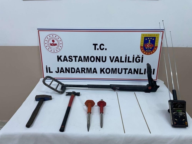 Kaçak kazı yapan 8 define avcısına suçüstü