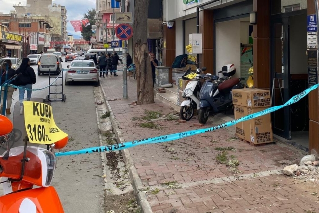 Kaldırımda yürüyen kadın hayatının şokunu yaşadı