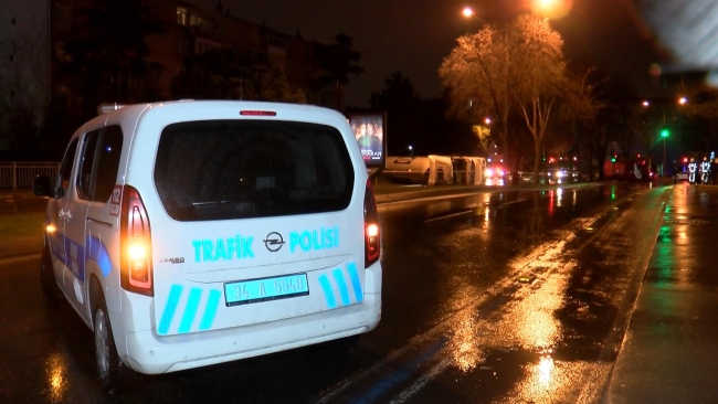 Yakıt tankeri devrildi! Cadde trafiğe kapatıldı