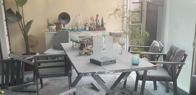 Masa üstü şöminesi patladı: 4 yaralı