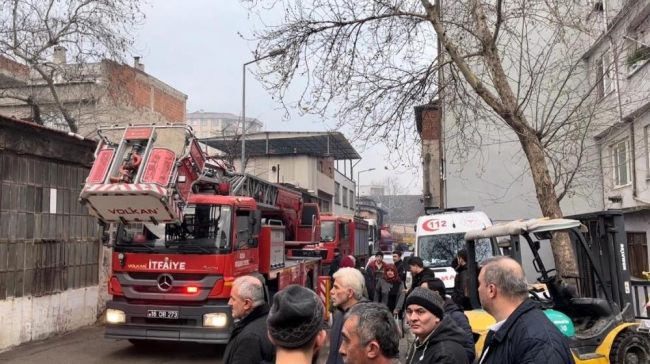 Bursa'da kereste deposu alev alev yandı