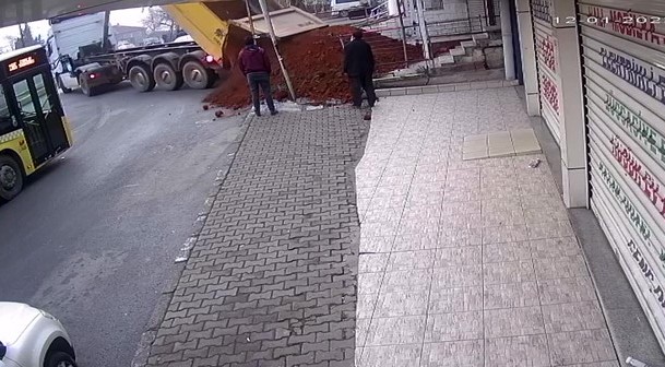 İstediği kirayı alamayan ev sahibi dükkanın önünü kumla kapattı