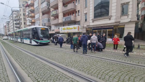 Dengesini kaybeden yaya tramvaya çarptı