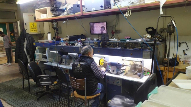 Çalıştıkları iş yerini yavaş yavaş soydular