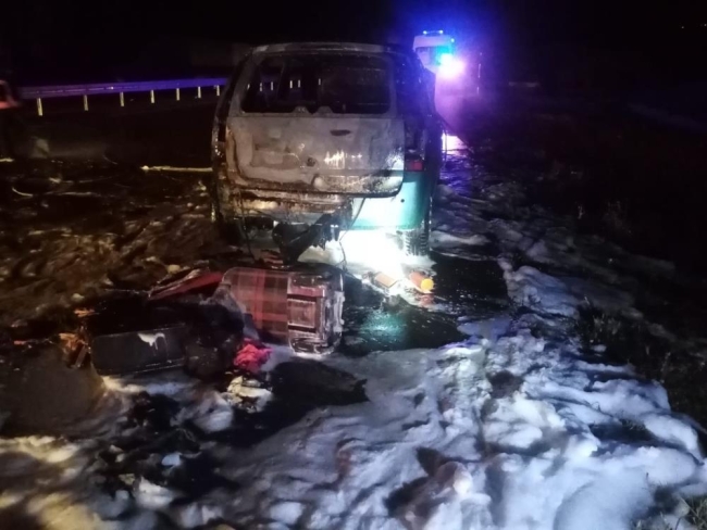 Seyir halindeki otomobil yanarak kullanılmayacak hale geldi