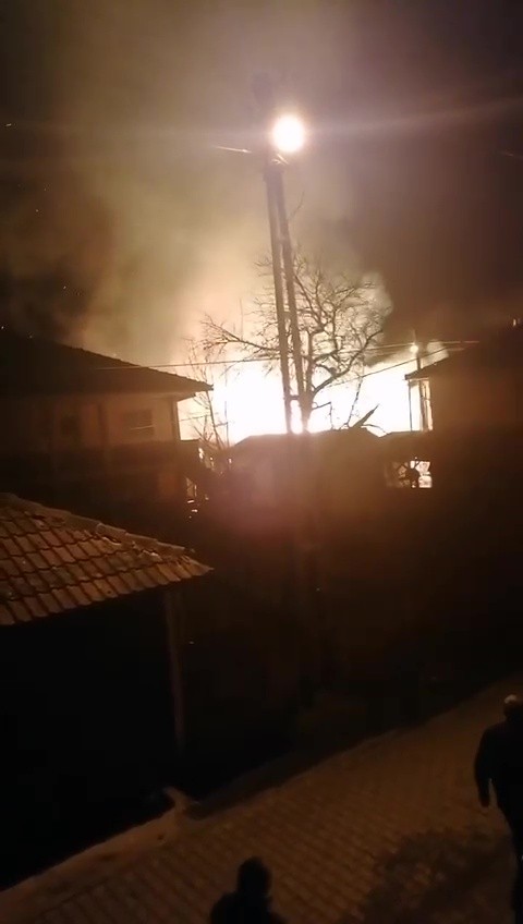 Korkutan yangında itfaiye eri dumandan etkilendi