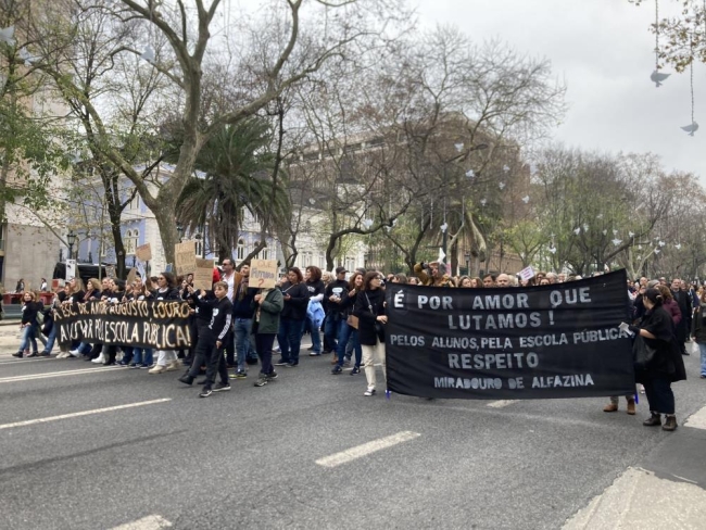 Portekiz'de öğretmenler sokaklara döküldü