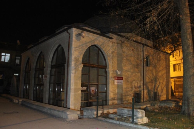 Vicdansızlar! 10 günlük bebeği cami kapısına bıraktılar...