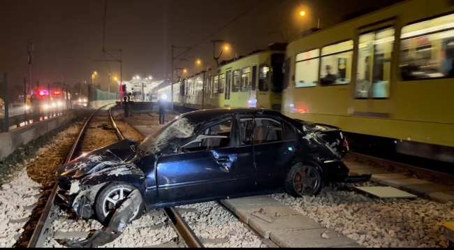 Bursa'da otomobil metro raylarına girdi