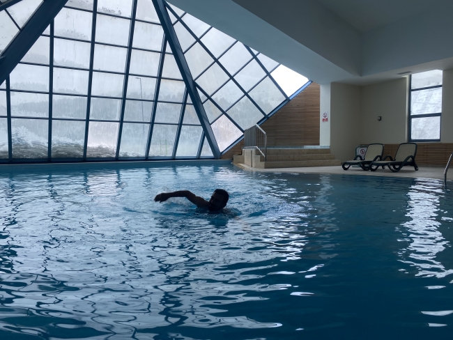 Turistlerin Uludağ'da havuz ve spa keyfi