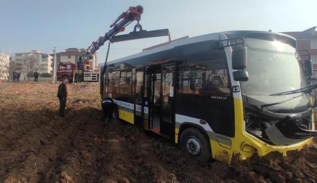 Bursa'da yokuş aşağı saldığı otobüs tarlaya girdi