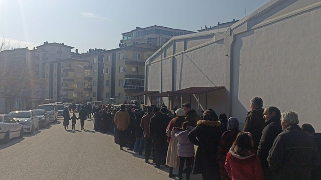 3 bin kişiye ücretsiz 2 ton hamsi dağıtıldı