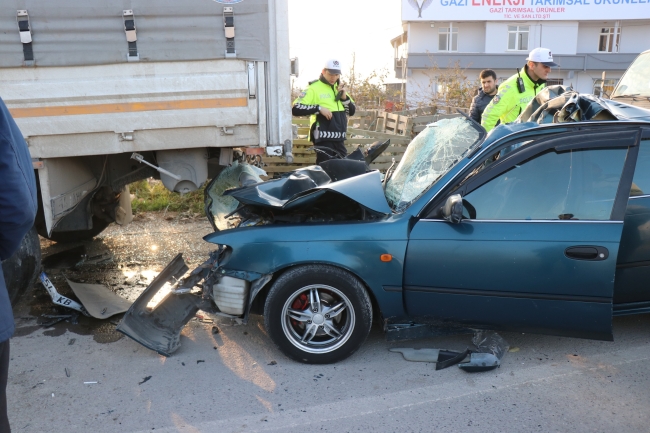 Otomobil duran kamyona çarptı: 1 ölü, 1 ağır yaralı